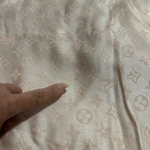 COPY - Louis Vuitton Monogram Shine Shawl - Picture 7 of 12